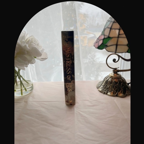 Illumicrate - Mistress of Lies - Picture 5 of 6